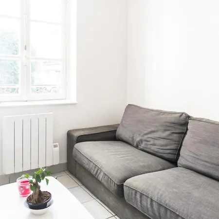 Bright Close To The Buttes Chaumont *